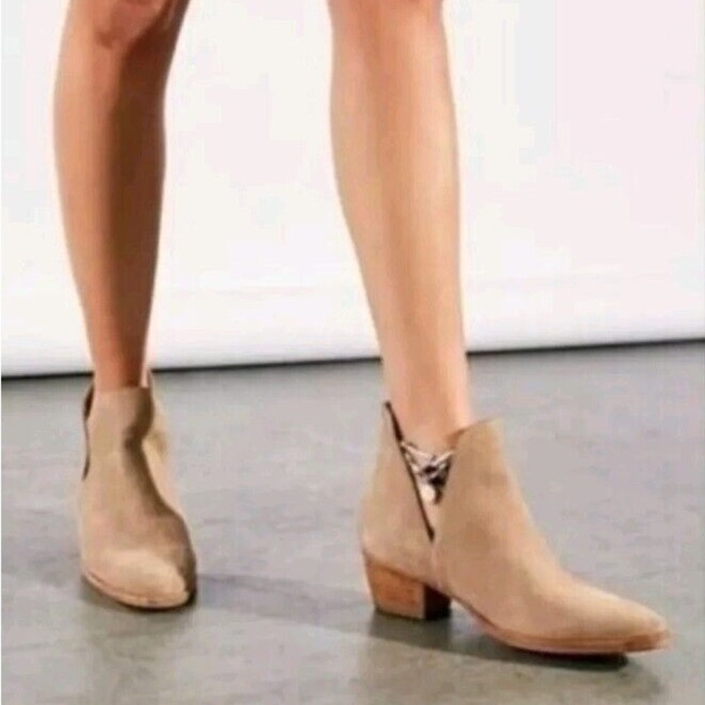 FREE PEOPLE Charm Double V Ankle Boots Tan Leather Shoes Sz 37.5 7 1/2 7.5 Nude